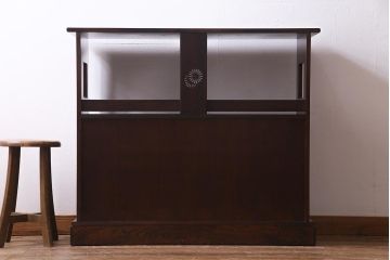 中古　国産工芸家具　漆塗り　ケヤキ材　高級感を高める網代編みの引き戸の茶棚(飾棚、戸棚)(R-037812)