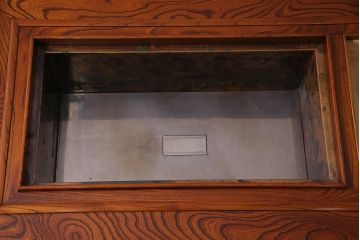 中古　民芸家具　ケヤキ材　乱れ杢　迫力のある杢目の流れが見事な関西火鉢(長火鉢、囲炉裏、座卓)(R-037813)