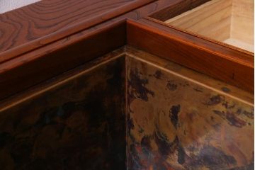 中古　民芸家具　ケヤキ材　乱れ杢　迫力のある杢目の流れが見事な関西火鉢(長火鉢、囲炉裏、座卓)(R-037813)