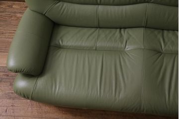 中古　カリモク　ナチュラルテイストにも馴染むオリーブグリーンの2.5人掛けソファ(037814)
