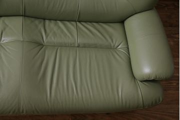 中古　カリモク　ナチュラルテイストにも馴染むオリーブグリーンの2.5人掛けソファ(037814)