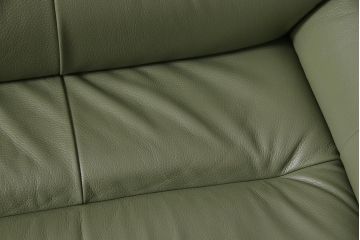 中古　カリモク　ナチュラルテイストにも馴染むオリーブグリーンの2.5人掛けソファ(037814)