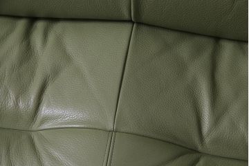 中古　カリモク　ナチュラルテイストにも馴染むオリーブグリーンの2.5人掛けソファ(037814)