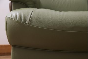 中古　カリモク　ナチュラルテイストにも馴染むオリーブグリーンの2.5人掛けソファ(037814)