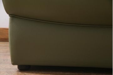 中古　カリモク　ナチュラルテイストにも馴染むオリーブグリーンの2.5人掛けソファ(037814)