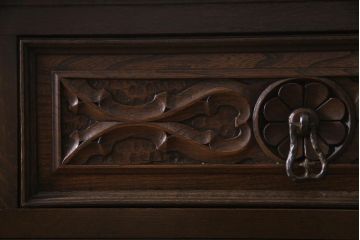 ビンテージ家具　神戸洋家具老舗たかねや製　オーク材　クラシカルな意匠がおしゃれなチェスト(引き出し、永田良介、ヴィンテージ)(R-037815)