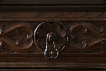 ビンテージ家具　神戸洋家具老舗たかねや製　オーク材　クラシカルな意匠がおしゃれなチェスト(引き出し、永田良介、ヴィンテージ)(R-037815)