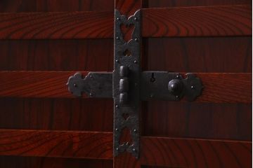 ビンテージ家具　国産民芸家具　ケヤキ材の杢目が美しい高級感あふれる米沢車箪笥(帳場箪笥)(R-037816)