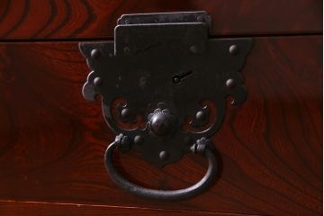 ビンテージ家具　国産民芸家具　ケヤキ材の杢目が美しい高級感あふれる米沢車箪笥(帳場箪笥)(R-037816)