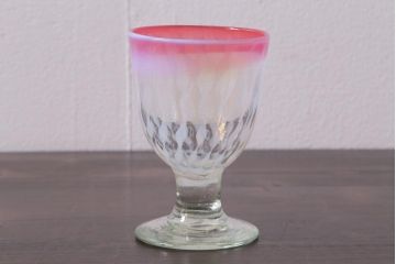 アンティーク雑貨　古民具・骨董　和ガラス　乳白色　赤縁玉垂れ文なつめ形氷コップ(R-037827)