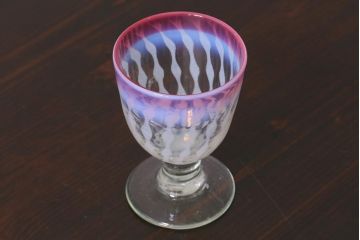 アンティーク雑貨　古民具・骨董　和ガラス　乳白色　赤縁玉垂れ文なつめ形氷コップ(R-037827)