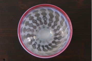 アンティーク雑貨　古民具・骨董　和ガラス　乳白色　赤縁玉垂れ文なつめ形氷コップ(R-037827)
