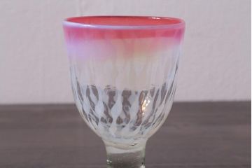 アンティーク雑貨　古民具・骨董　和ガラス　乳白色　赤縁玉垂れ文なつめ形氷コップ(R-037827)