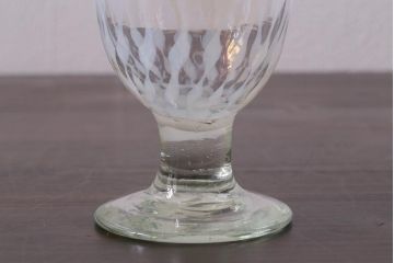 アンティーク雑貨　古民具・骨董　和ガラス　乳白色　赤縁玉垂れ文なつめ形氷コップ(R-037827)