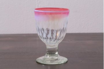 アンティーク雑貨　古民具・骨董　和ガラス　乳白色　赤縁玉垂れ文なつめ形氷コップ(R-037827)