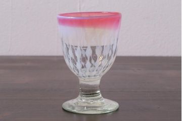 アンティーク雑貨　古民具・骨董　和ガラス　乳白色　赤縁玉垂れ文なつめ形氷コップ(R-037827)