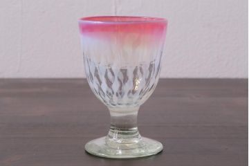 アンティーク雑貨　古民具・骨董　和ガラス　乳白色　赤縁玉垂れ文なつめ形氷コップ(R-037827)