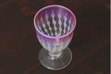 アンティーク雑貨　古民具・骨董　和ガラス　乳白色　赤縁玉垂れ文なつめ形氷コップ(R-037828)