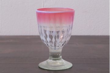 アンティーク雑貨　古民具・骨董　和ガラス　乳白色　赤縁玉垂れ文なつめ形氷コップ(R-037828)