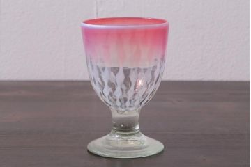 アンティーク雑貨　古民具・骨董　和ガラス　乳白色　赤縁玉垂れ文なつめ形氷コップ(R-037828)