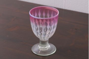 アンティーク雑貨　古民具・骨董　和ガラス　乳白色　赤縁玉垂れ文なつめ形氷コップ(R-037828)