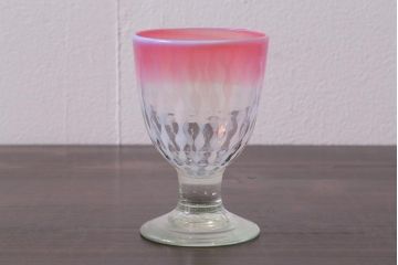 アンティーク雑貨　古民具・骨董　和ガラス　乳白色　赤縁玉垂れ文なつめ形氷コップ(R-037828)