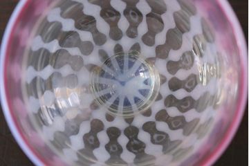 アンティーク雑貨　古民具・骨董　和ガラス　乳白色　赤縁玉垂れ文なつめ形氷コップ(R-037828)