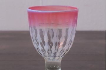 アンティーク雑貨　古民具・骨董　和ガラス　乳白色　赤縁玉垂れ文なつめ形氷コップ(R-037828)