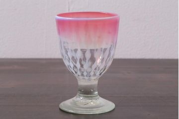 アンティーク雑貨　古民具・骨董　和ガラス　乳白色　赤縁玉垂れ文なつめ形氷コップ(R-037828)