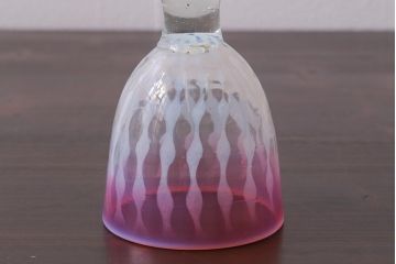 アンティーク雑貨　古民具・骨董　和ガラス　乳白色　赤縁玉垂れ文なつめ形氷コップ(R-037828)