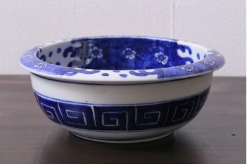 アンティーク雑貨　明治期　花波ねじり文　ベロ藍　染付深鉢・大(R-037831)