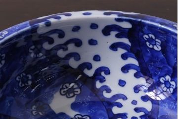 アンティーク雑貨　明治期　花波ねじり文　ベロ藍　染付深鉢・大(R-037831)