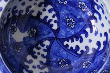 アンティーク雑貨　明治期　花波ねじり文　ベロ藍　染付深鉢・大(R-037831)