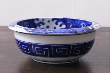 アンティーク雑貨　明治期　花波ねじり文　ベロ藍　染付深鉢・大(R-037831)