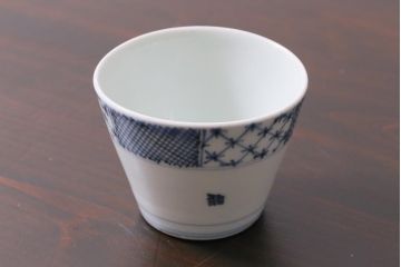 アンティーク雑貨　江戸中期　古伊万里　幾何学文蕎麦猪口(R-037840)