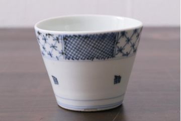 アンティーク雑貨　江戸中期　古伊万里　幾何学文蕎麦猪口(R-037840)