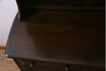 ヴィンテージ家具　イギリスビンテージ　ERCOL(アーコール)　Old Colonial(オールドコロニアル)　ニレ材　気品と風格が漂うカップボード(食器棚、飾り棚、オープンラック、収納棚)(R-037854)