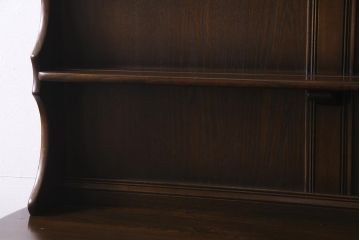 ヴィンテージ家具　イギリスビンテージ　ERCOL(アーコール)　Old Colonial(オールドコロニアル)　ニレ材　気品と風格が漂うカップボード(食器棚、飾り棚、オープンラック、収納棚)(R-037854)