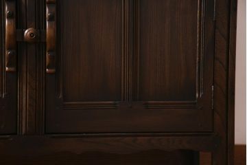 ヴィンテージ家具　イギリスビンテージ　ERCOL(アーコール)　Old Colonial(オールドコロニアル)　ニレ材　気品と風格が漂うカップボード(食器棚、飾り棚、オープンラック、収納棚)(R-037854)