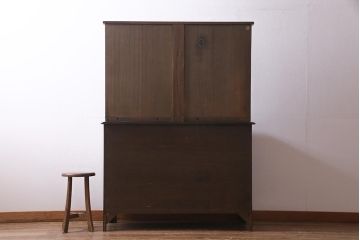 ヴィンテージ家具　イギリスビンテージ　ERCOL(アーコール)　Old Colonial(オールドコロニアル)　ニレ材　気品と風格が漂うカップボード(食器棚、飾り棚、オープンラック、収納棚)(R-037854)