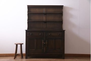 ヴィンテージ家具　イギリスビンテージ　ERCOL(アーコール)　Old Colonial(オールドコロニアル)　ニレ材　気品と風格が漂うカップボード(食器棚、飾り棚)(R-037854)