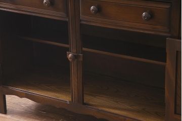 ヴィンテージ家具　イギリスビンテージ　ERCOL(アーコール)　Old Colonial(オールドコロニアル)　ニレ材　気品と風格が漂うカップボード(食器棚、飾り棚)(R-037854)