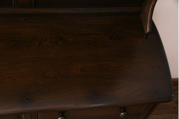 ヴィンテージ家具　イギリスビンテージ　ERCOL(アーコール)　Old Colonial(オールドコロニアル)　ニレ材　気品と風格が漂うカップボード(食器棚、飾り棚)(R-037854)
