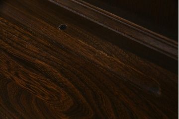 ヴィンテージ家具　イギリスビンテージ　ERCOL(アーコール)　Old Colonial(オールドコロニアル)　ニレ材　気品と風格が漂うカップボード(食器棚、飾り棚)(R-037854)