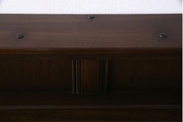 ヴィンテージ家具　イギリスビンテージ　ERCOL(アーコール)　Old Colonial(オールドコロニアル)　ニレ材　気品と風格が漂うカップボード(食器棚、飾り棚)(R-037854)