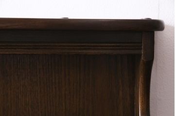 ヴィンテージ家具　イギリスビンテージ　ERCOL(アーコール)　Old Colonial(オールドコロニアル)　ニレ材　気品と風格が漂うカップボード(食器棚、飾り棚)(R-037854)