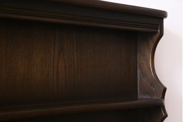 ヴィンテージ家具　イギリスビンテージ　ERCOL(アーコール)　Old Colonial(オールドコロニアル)　ニレ材　気品と風格が漂うカップボード(食器棚、飾り棚)(R-037854)