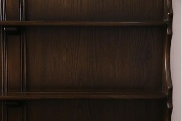 ヴィンテージ家具　イギリスビンテージ　ERCOL(アーコール)　Old Colonial(オールドコロニアル)　ニレ材　気品と風格が漂うカップボード(食器棚、飾り棚)(R-037854)
