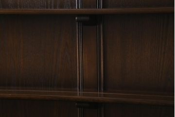 ヴィンテージ家具　イギリスビンテージ　ERCOL(アーコール)　Old Colonial(オールドコロニアル)　ニレ材　気品と風格が漂うカップボード(食器棚、飾り棚)(R-037854)