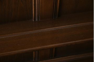 ヴィンテージ家具　イギリスビンテージ　ERCOL(アーコール)　Old Colonial(オールドコロニアル)　ニレ材　気品と風格が漂うカップボード(食器棚、飾り棚)(R-037854)